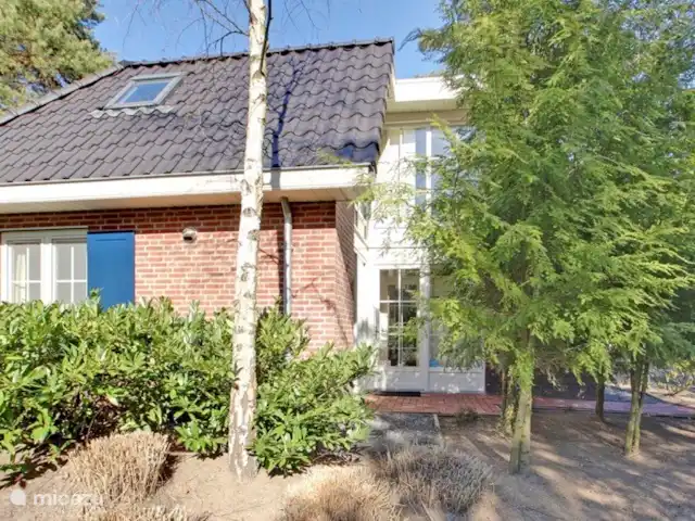 villa en Países Bajos, Güeldres, Beekbergen – La casa del estanque de Veluwe - ÚLTIMA HORA ¡Los grandes ventanales en la entrada y en la parte superior de las habitaciones llaman la atención inmediatamente al llegar! ¡Un hallazgo genial del arquitecto!