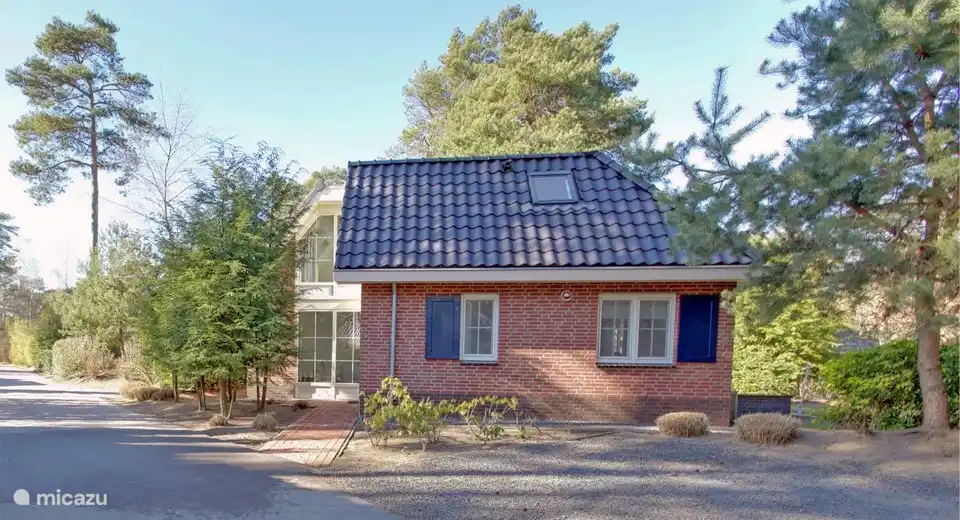 3 großzügige Stellplätze sorgen dafür, dass die Fahrzeuge sicher und griffbereit auf dem Gelände abgestellt werden können. Ruhe ist hier garantiert, denn am Haus gibt es keinen Durchgangsverkehr!