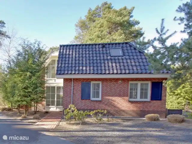 villa en Países Bajos, Güeldres, Beekbergen – La casa del estanque de Veluwe - ÚLTIMA HORA 3 amplios espacios de estacionamiento aseguran que los autos se puedan estacionar de manera segura en el sitio y siempre al alcance. ¡La paz y la tranquilidad están garantizadas aquí, porque no hay tráfico en la casa!