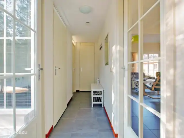 villa en Países Bajos, Güeldres, Beekbergen – La casa del estanque de Veluwe - ÚLTIMA HORA La entrada luminosa, con un práctico zapatero debajo de los percheros, conduce a la sala de estar, al baño, a los 2 dormitorios de la planta baja, al aseo y al armario de la encimera.