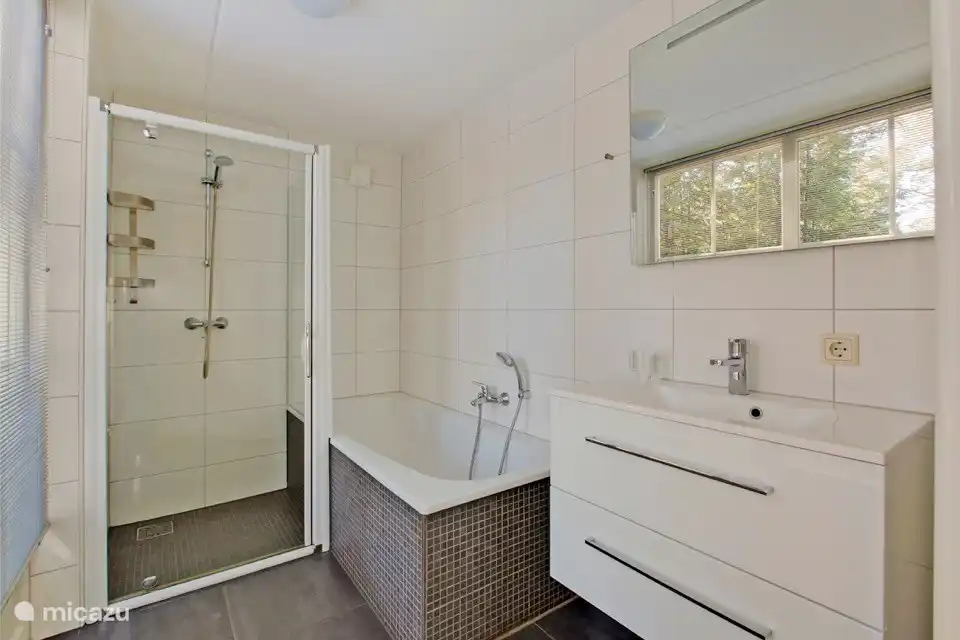 Entspannen Sie in der großzügigen Badewanne, mit einem wohltuenden Blick in die Natur, aber eine erfrischende Dusche darf natürlich nicht fehlen! Shampoo, Spülung und Duschgel warten auf Sie.