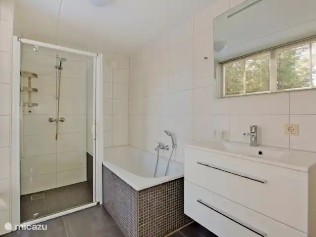 villa en Países Bajos, Güeldres, Beekbergen – La casa del estanque de Veluwe - ÚLTIMA HORA Relájese en el espacioso baño, con una vista relajante de la naturaleza, pero, por supuesto, ¡no se puede perder una ducha refrescante! Champú, acondicionador y gel de ducha están listos para ti.