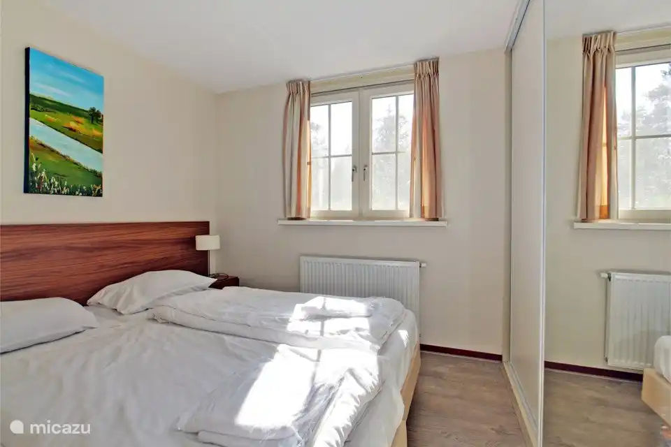 Sie werden hier schlafen wie ein Prinz und was für Stauraum in diesem Wand-zu-Wand-Spiegelschrank! Bei Ihrer Ankunft finden Sie bei uns Betten und Handtücher, falls gewünscht. Das ist schöner Luxus! Dieses Zimmer sowie das Zimmer auf dem nächsten Foto befinden sich im Erdgeschoss.