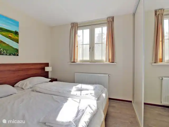 villa en Países Bajos, Güeldres, Beekbergen – La casa del estanque de Veluwe - ÚLTIMA HORA ¡Aquí duermes como un príncipe y qué espacio de almacenamiento en este armario con espejo de pared a pared! A su llegada podrá encontrar las camas hechas y las toallas con nosotros, si así lo desea. ¡Eso es un gran lujo! Esta habitación, al igual que la de la siguiente foto, se encuentran en la planta baja.