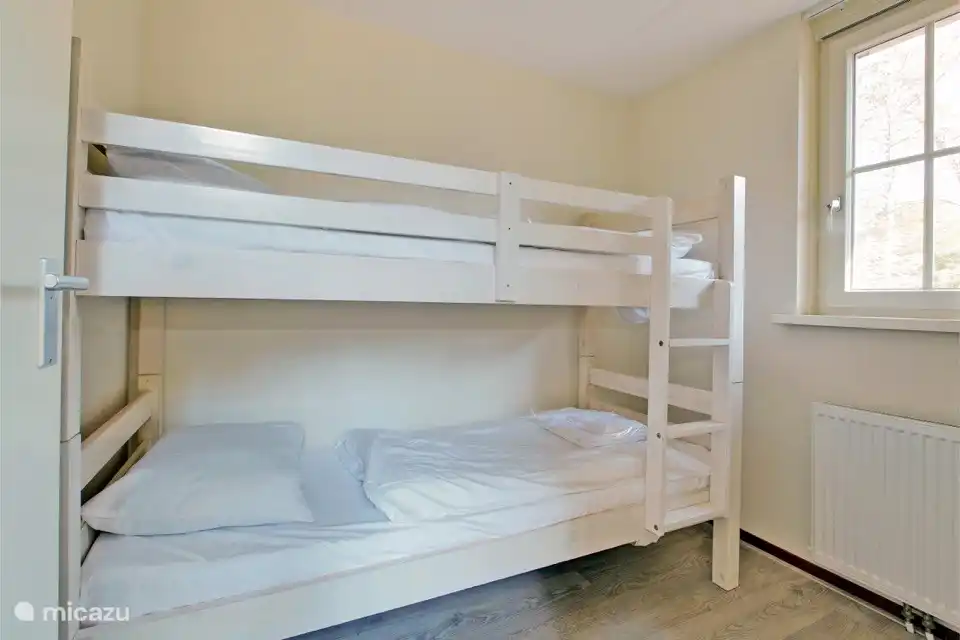 Erwachsene schlafen hier natürlich gut, aber die Kinder werden garantiert verrückt nach diesen Etagenbetten! Auch hier befindet sich ein praktischer Kleiderschrank mit Aufhängefläche und Ablagen.