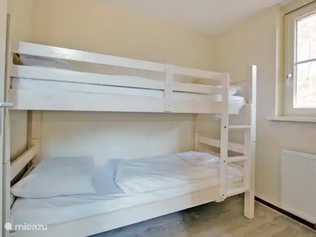 villa en Países Bajos, Güeldres, Beekbergen – La casa del estanque de Veluwe - ÚLTIMA HORA Los adultos, por supuesto, dormirán bien aquí, ¡pero los niños se volverán locos con estas literas! Aquí también hay un práctico armario con espacio para colgar y estantes.