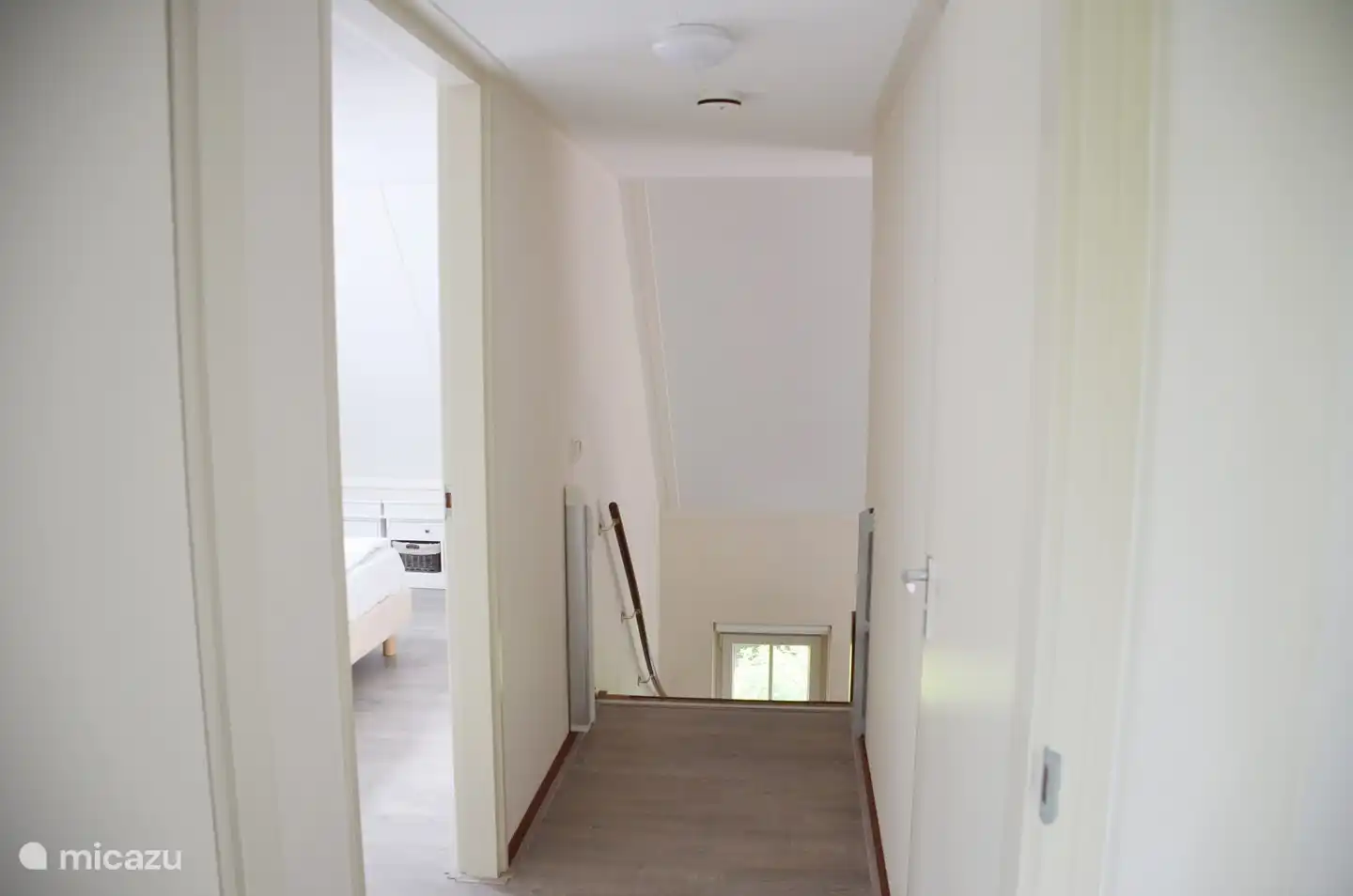 Über die Treppe gelangen Sie vom Wohnzimmer zum Treppenabsatz, wo sich 2 weitere geräumige Schlafzimmer sowie ein 2. Bad und WC befinden. Zur Sicherheit von Kindern kann dieses mit einem Treppentor verschlossen werden.