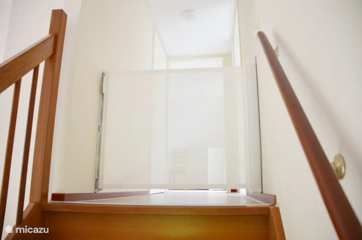 So können Kinder sicher oben bleiben. Der Laufstall kann als Sicherheit für die Treppe im Erdgeschoss aufgestellt werden.