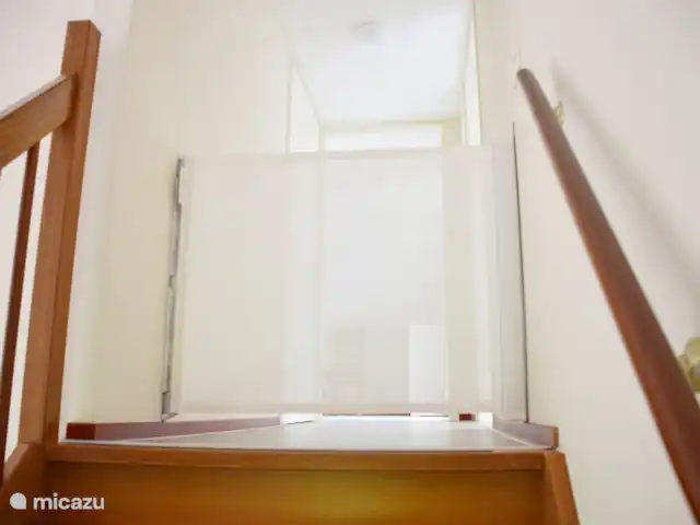 villa en Países Bajos, Güeldres, Beekbergen – La casa del estanque de Veluwe - ÚLTIMA HORA De esta manera, los niños pueden quedarse arriba de forma segura. En la planta baja, el parque infantil se puede colocar frente a las escaleras como medida de seguridad.