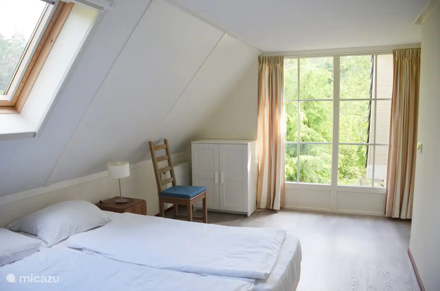 Das größte Schlafzimmer ist sicherlich großzügig. Auf dieser Etage können problemlos 2 weitere Matratzen hinzugefügt werden. Der Bodenbelag ist auch in allen 4 Schlafzimmern laminiert!