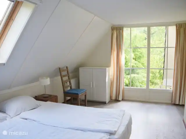 villa en Países Bajos, Güeldres, Beekbergen – La casa del estanque de Veluwe - ÚLTIMA HORA Sin duda es espacioso para alojarse en el dormitorio más grande. Se pueden agregar fácilmente 2 colchones más en este piso. ¡El revestimiento del piso también es laminado en los 4 dormitorios!