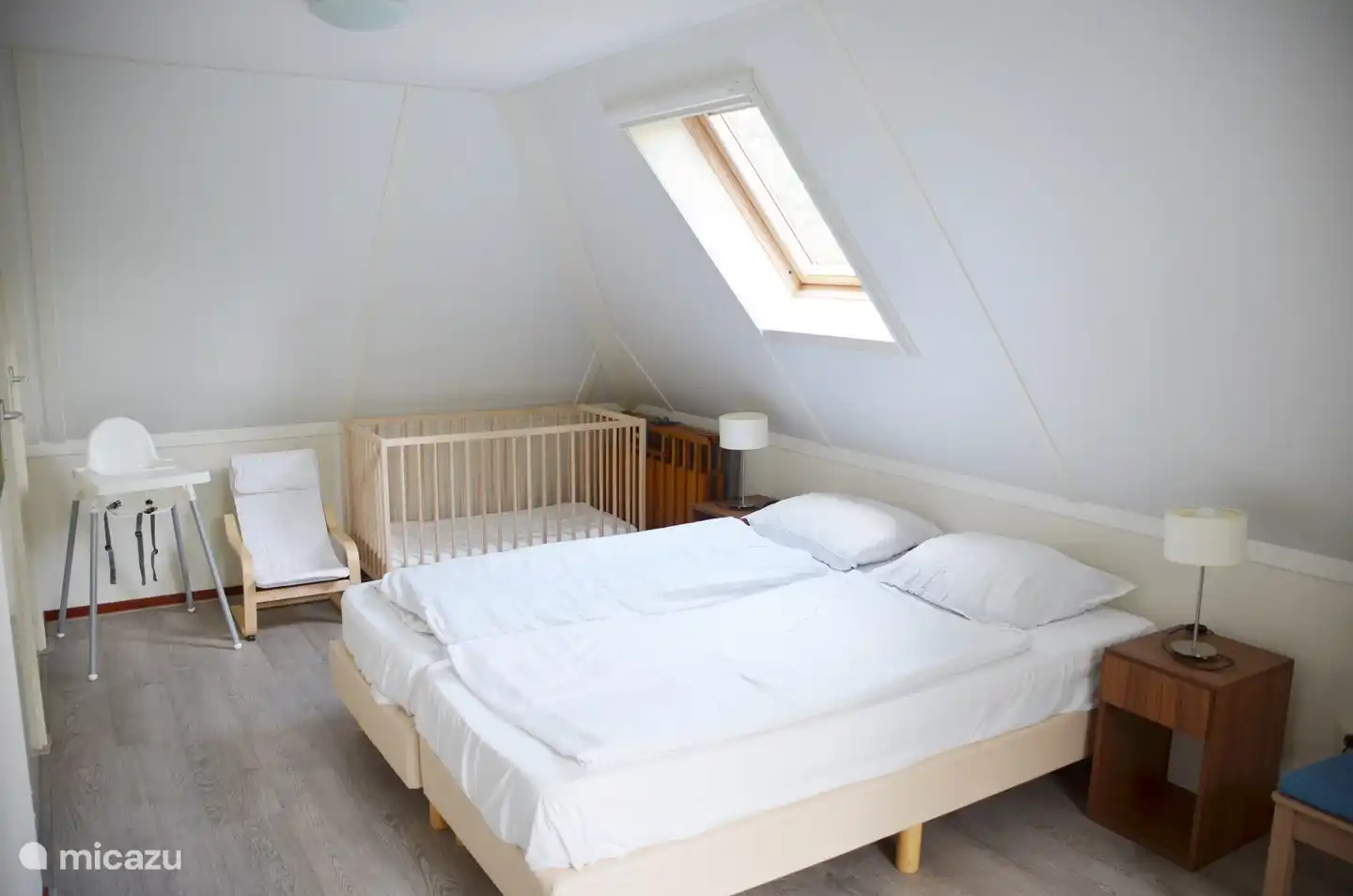 Im hinteren Teil dieses größten Raumes finden Sie die Kindermöbel. Links befindet sich ein weiterer Einbauschrank mit viel Platz für Kleiderbügel. Handlich!