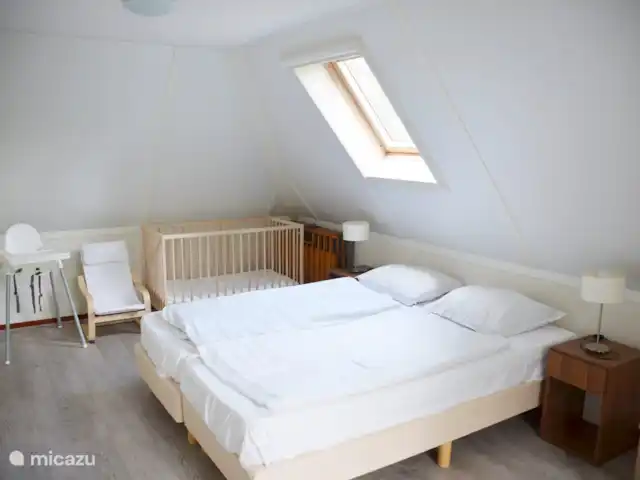villa en Países Bajos, Güeldres, Beekbergen – La casa del estanque de Veluwe - ÚLTIMA HORA En la parte trasera de esta sala más grande encontrarás los muebles para niños. A la izquierda hay otro armario empotrado con mucho espacio para percheros. ¡Útil!