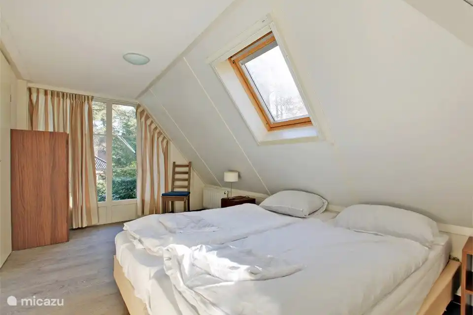 Auch in diesem geräumigen Schlafzimmer schläft man wirklich wie ein Baby. Auch hier können Sie sich morgens durch die großen Fenster mit einem herrlichen Blick in die Natur überraschen!