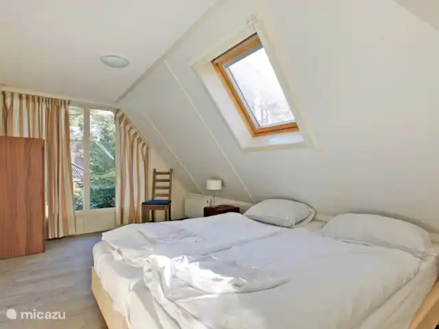villa en Países Bajos, Güeldres, Beekbergen – La casa del estanque de Veluwe - ÚLTIMA HORA También dormirás como un bebé en este amplio dormitorio. ¡Aquí también puede sorprenderse a través de los grandes ventanales por la mañana con una maravillosa vista de la naturaleza!