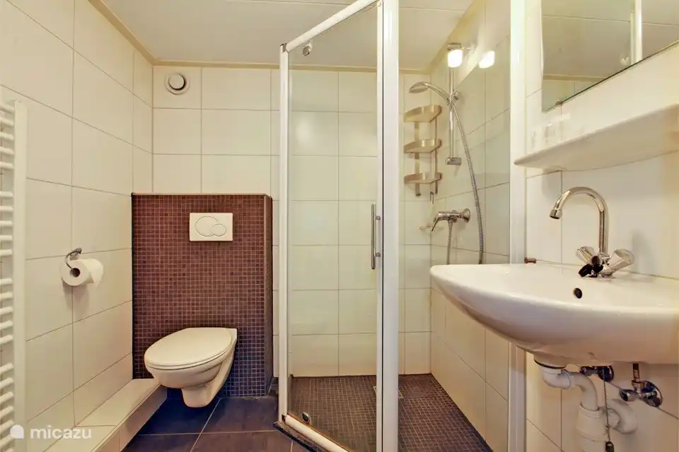 Ein privates Badezimmer mit Toilette ist definitiv das i-Tüpfelchen auf dieser Etage!