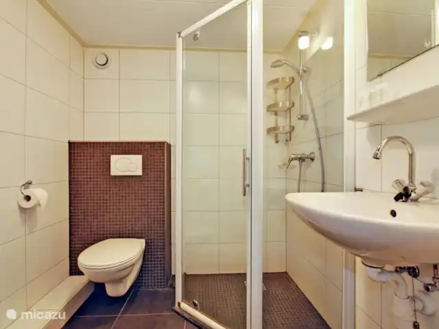 villa en Países Bajos, Güeldres, Beekbergen – La casa del estanque de Veluwe - ÚLTIMA HORA ¡Un baño privado con inodoro es definitivamente la guinda del pastel en este piso!