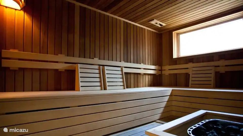 Der Park verfügt über einen separat bezahlten Wellnessbereich, in dem Sie mit Sauna, Solarium und sogar Massage als Volloption optimal verwöhnt werden!