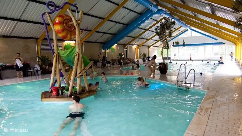 Der gepflegte Park umfasst einen kostenlosen Innenpool mit einem Kinderbecken. Die Kleinen können sich im Kleinkinderbecken mit seinem wunderschönen Wasserfall vergnügen. Die echten Schwimmer unter uns werden sicherlich unbegrenzte Runden im großen Pool genießen.
