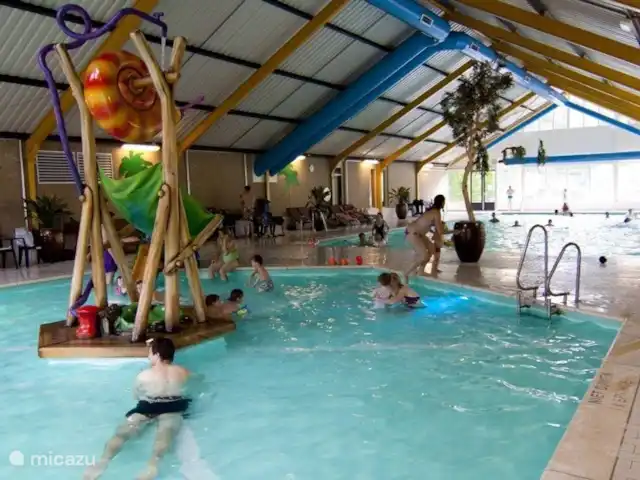 villa en Países Bajos, Güeldres, Beekbergen – La casa del estanque de Veluwe - ÚLTIMA HORA El parque bien cuidado incluye una piscina cubierta gratuita con piscina infantil. Los más pequeños pueden divertirse aquí en la piscina infantil, cerca de una hermosa cascada. Los verdaderos nadadores entre nosotros sin duda se divertirán nadando vueltas ilimitadas en la gran piscina.