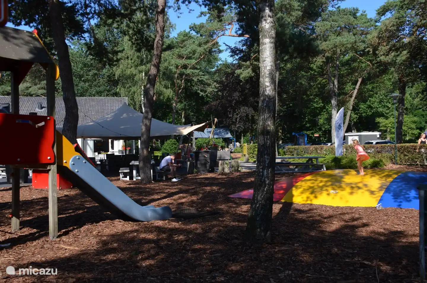 Kinder werden solch ein Spielplatz lieben! Es gibt auch einen zweiten Spielplatz mit allen Arten von Geräten im Park!