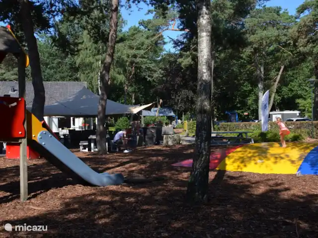 villa en Países Bajos, Güeldres, Beekbergen – La casa del estanque de Veluwe - ÚLTIMA HORA ¡A los niños les encantará este mega castillo hinchable! ¡También hay un segundo parque infantil con todo tipo de equipos en el parque!