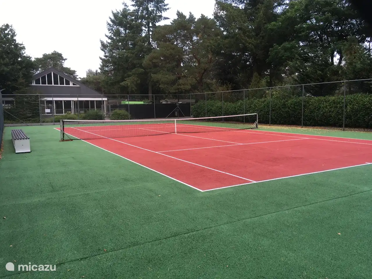 Schlagen Sie unbedingt einen Ball auf dem komplett renovierten Tennisplatz!