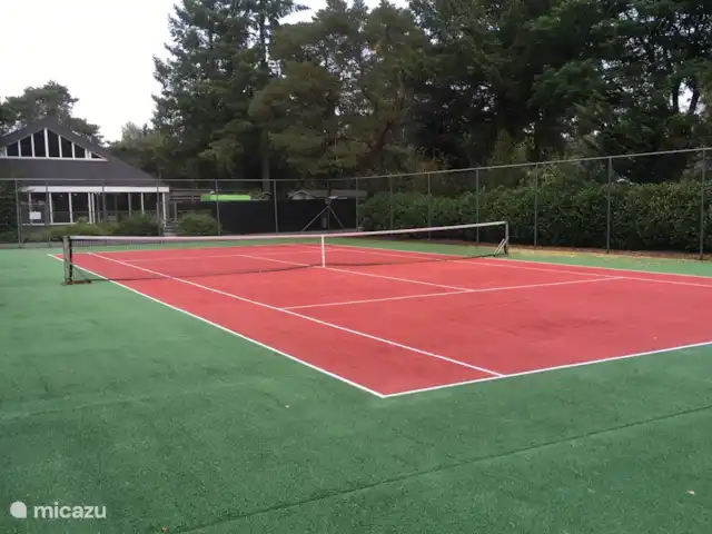 villa en Países Bajos, Güeldres, Beekbergen – La casa del estanque de Veluwe - ÚLTIMA HORA ¡Asegúrate de golpear una pelota en la cancha de tenis completamente renovada!