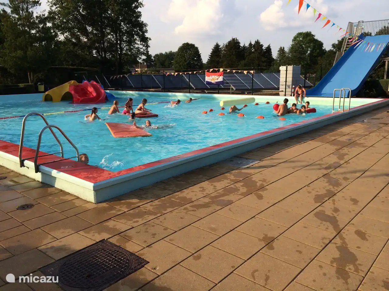 Nach 3 km Radfahren (bei der Ausfahrt 51 geradeaus, beim nächsten Feldweg rechts abbiegen und beim T rechts abbiegen) entdecken Sie das Freibad Molenallee in Loenen, mit Flach- und Kleinkinderbecken, großer Rutsche, ...