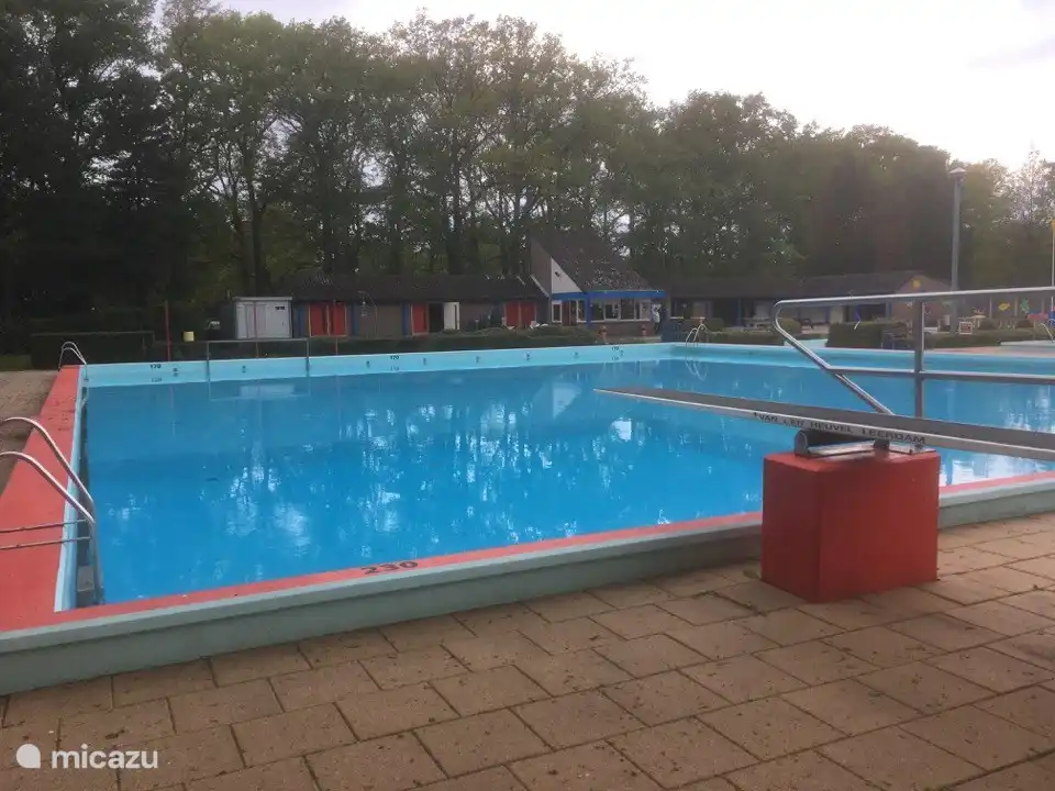 ... sowie ein tiefes Becken mit Sprungbrett, Laufmatte, 5000 m2 Liegewiese, eine Hüpfburg, Tischtennis, Basketball, Beach Soccer und Volleyball, ein Sandkasten und Picknicktische. Ein idealer Tagesausflug!