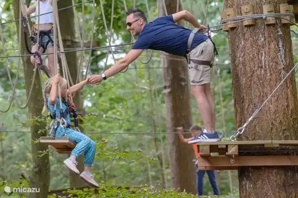 Auch toll für Jung und Alt! Im 12 km entfernten Klimbos Veluwe in Apeldoorn können Sie aus 10 Kletterabenteuern mit ca. 90 verschiedenen Übergängen mit jeweils eigenem Schwierigkeitsgrad wählen. Mit einem Ticket können Sie 3,5 Stunden klettern, einschließlich der 30-minütigen Pflichtunterricht.