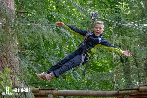 Klettern - aber vor allem Abstieg - in einem solchen Wald ist immer Lachen, Schreien, Brüllen! Aufgrund eines kontinuierlichen Sicherheitssystems ist es auf allen Kletterrouten immer sicher.