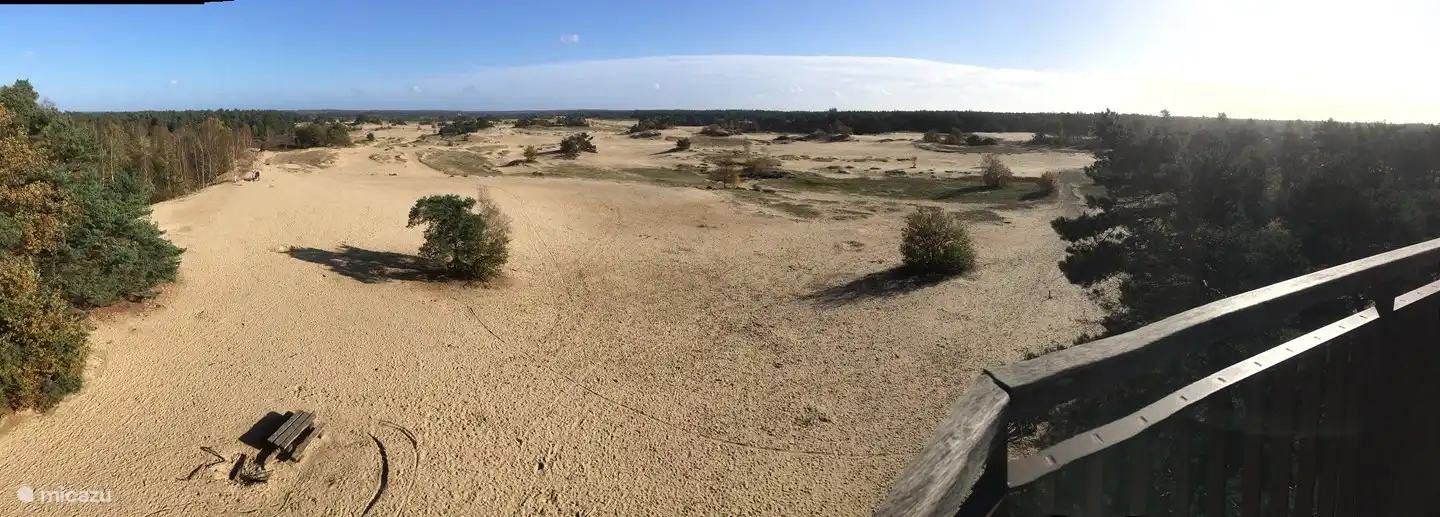 Kootwijkerzand - das größte Treibsandgebiet Westeuropas - liegt 20 km nordwestlich. Vom Aussichtsturm (zwischen den Radknotenpunkten 71 und 81) haben Sie einen beeindruckenden Blick auf dieses riesige Naturschutzgebiet von 700 Hektar! Sie können Radio Kootwijk in der Ferne sehen.