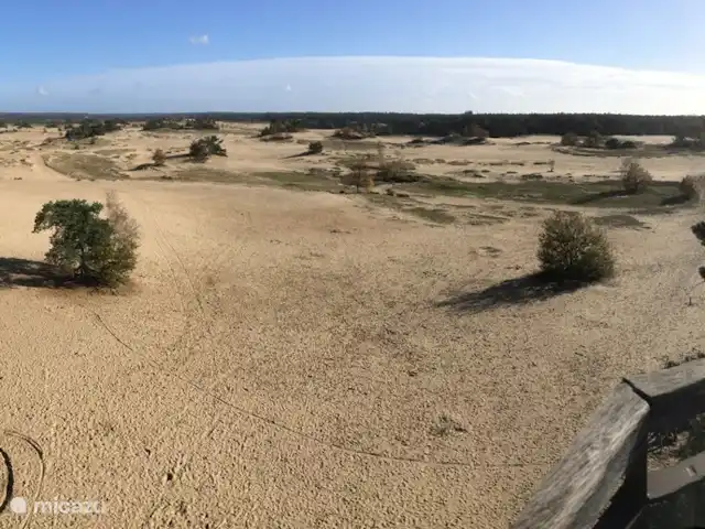villa en Países Bajos, Güeldres, Beekbergen – La casa del estanque de Veluwe - ÚLTIMA HORA Kootwijkerzand, la zona de arenas movedizas más grande de Europa occidental, se encuentra a 20 km al noroeste. ¡Desde la torre de vigilancia (entre los cruces para bicicletas 71 y 81) se tiene una vista impresionante de esta vasta reserva natural de 700 hectáreas! Puedes ver Radio Kootwijk en la distancia.