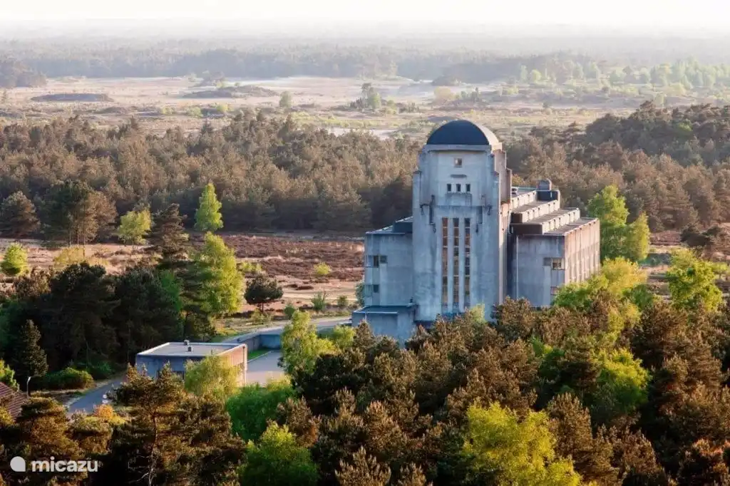 Wie eine Kathedrale, mitten in der Heide! Als damaliger Sendekomplex (hauptsächlich nach Niederländisch-Ostindien) war Radio Kootwijk in den 1920er Jahren ein Symbol für Technik und Architektur (Art-Deco-Stil). Idealer Ruhe- und Übertragungsort. Dieses Nationaldenkmal kann zum Beispiel bei organisierten Ausflügen besichtigt werden.