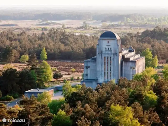 villa en Países Bajos, Güeldres, Beekbergen – La casa del estanque de Veluwe - ÚLTIMA HORA ¡Como una catedral, en medio del páramo! Como complejo de radiodifusión en ese momento (especialmente para las Indias Orientales Holandesas), Radio Kootwijk es un símbolo de tecnología y arquitectura en la década de 1920 (estilo Art Deco). Ubicación ideal de silencio y transmisión. Este monumento nacional se puede visitar durante excursiones organizadas, por ejemplo.