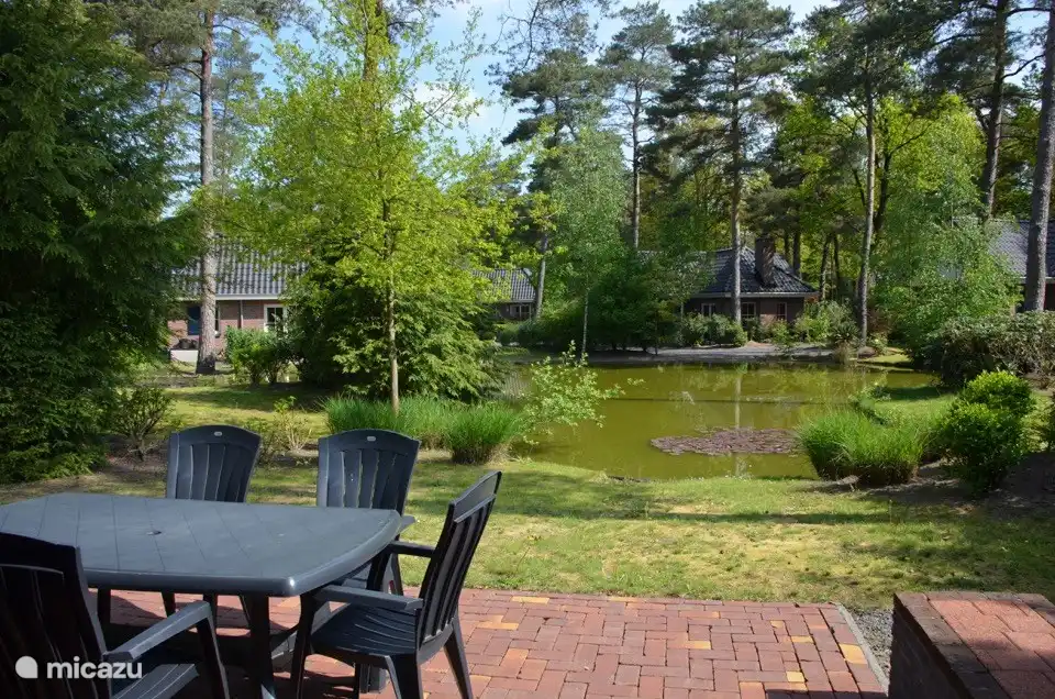 Schon im Frühling können Sie in der Sonne frühstücken oder zu Mittag essen, mit einem beruhigenden Blick auf den Teich. Durch die hohe Vegetation rund um das Grundstück haben Sie ausreichend Privatsphäre.