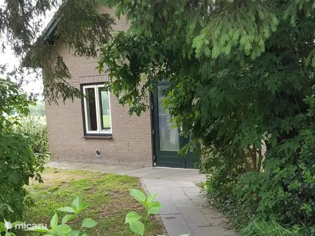 casa vacacional en Países Bajos, Güeldres, Empe – Casa de vacaciones el valle de IJssel Camino embaldosado hasta la puerta de entrada.