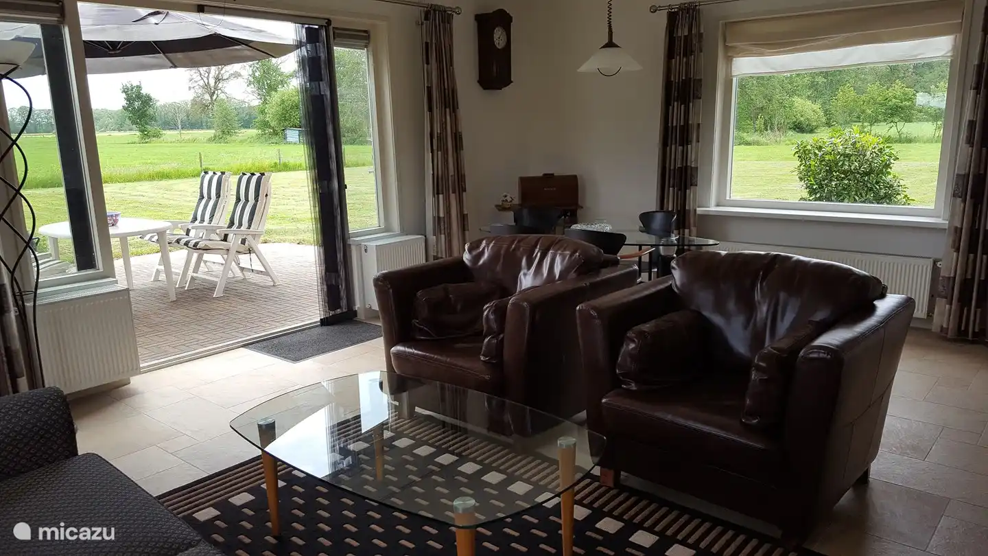 Wohnzimmer mit Terrassentüren.