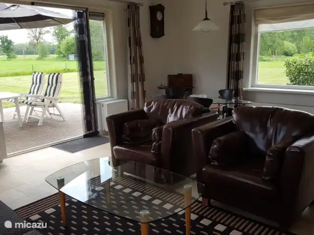 casa vacacional en Países Bajos, Güeldres, Empe – Casa de vacaciones el valle de IJssel Sala de estar con puertas de jardín.