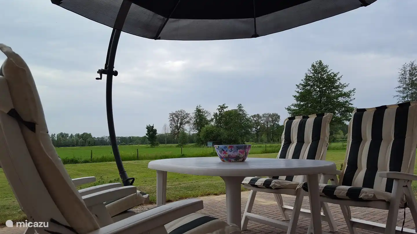 Terrasse mit verstellbaren Gartenstühlen und Auflagen.