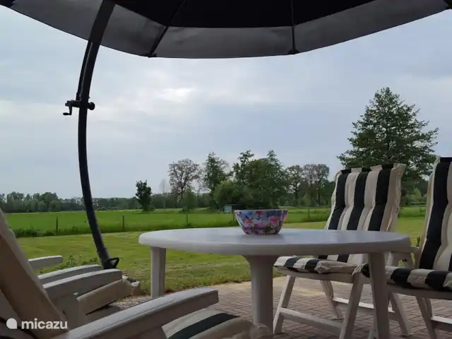 casa vacacional en Países Bajos, Güeldres, Empe – Casa de vacaciones el valle de IJssel Terraza con sillas de jardín regulables y cojines.