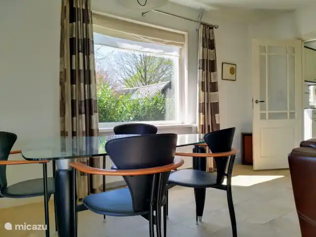 casa vacacional en Países Bajos, Güeldres, Empe – Casa de vacaciones el valle de IJssel Sala de estar con comedor