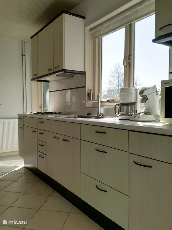 Küche mit Geschirrspüler