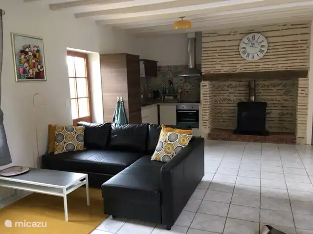 Location de Vacances France, Lot-et-Garonne, Le Temple-sur-Lot, gîte / cottage - Chez Jan et Nicole - Gîte Issac partie salon avec cuisine ouverte et multi-brûleur