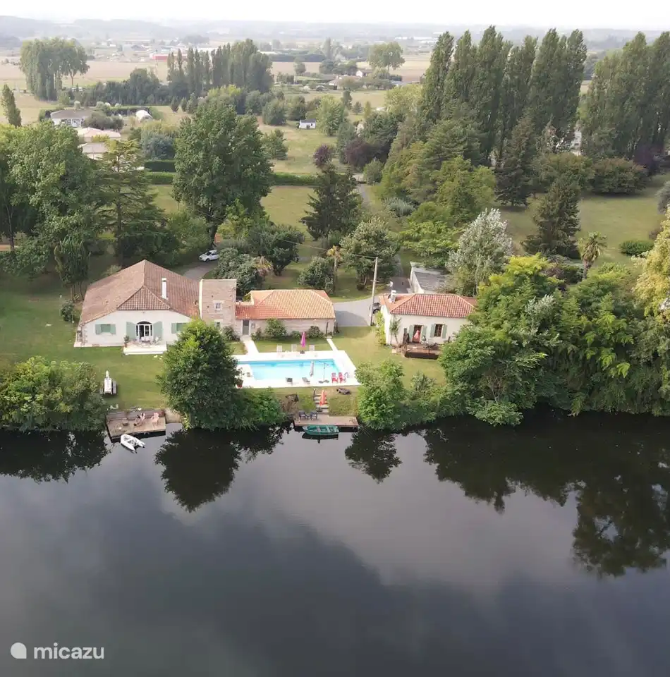 Our chickens roam free and give lots of eggs in all colours: white, brown, chocolate, green and blue