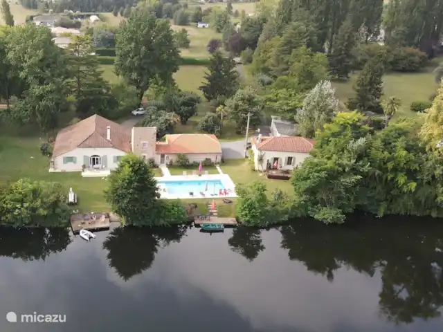 Location de Vacances France, Lot-et-Garonne, Le Temple-sur-Lot, gîte / cottage - Chez Jan et Nicole - Gîte Issac Nos poules sont en liberté et donnent plein d'oeufs de toutes les couleurs : blanc, marron, chocolat, vert et bleu