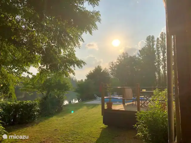 Location de Vacances France, Lot-et-Garonne, Le Temple-sur-Lot, gîte / cottage - Chez Jan et Nicole - Gîte Issac vue de côté sur le dos au bord de l'eau