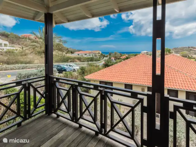 Vue sur l'océan 20 | Blue Bay | | Curaçao, Curaçao-Centre, Blue Bay - villa De la véranda spacieuse, vous avez une belle vue sur la mer et toujours une brise relaxante des Caraïbes