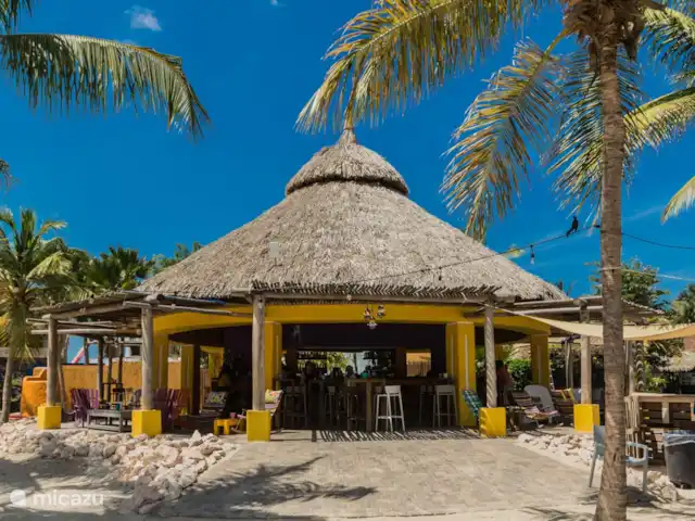 Vue sur l'océan 20 | Blue Bay | | Curaçao, Curaçao-Centre, Blue Bay - villa Le bar Sunset & Beach sert des cocktails, des déjeuners et des collations au bar et sur la plage sur votre lit de plage